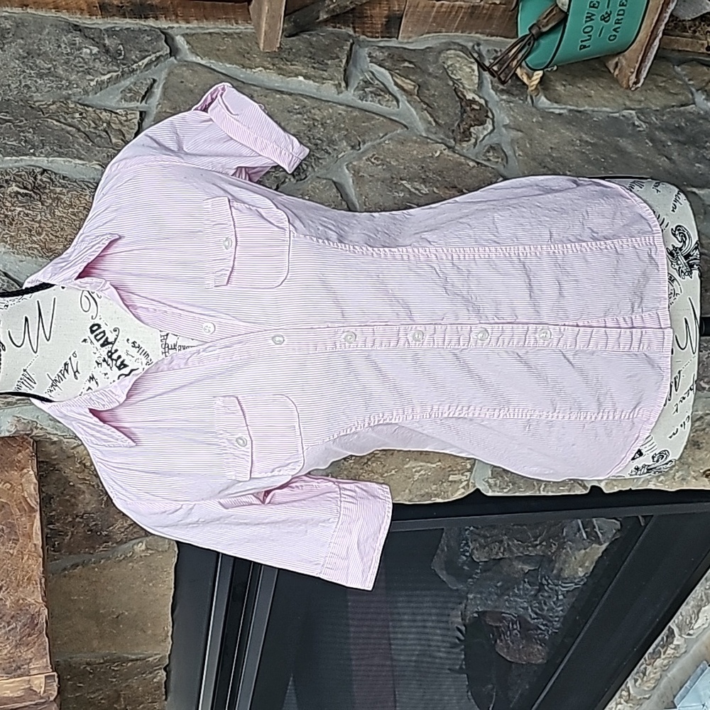 A.E.O PINK PIN STRIPED BUTTON UP TOP. SIZE 0